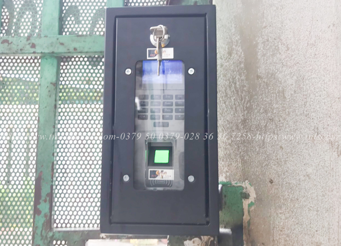 Lap-khoa-cong-van-tay-Revol-Lock-Plus-RV1-tai-Quan-9